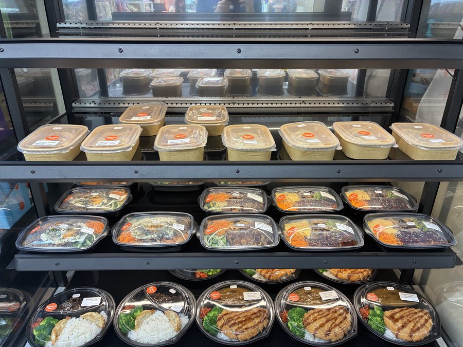 Vitrine réfrigérée des bentos et plats préparés chaque matin