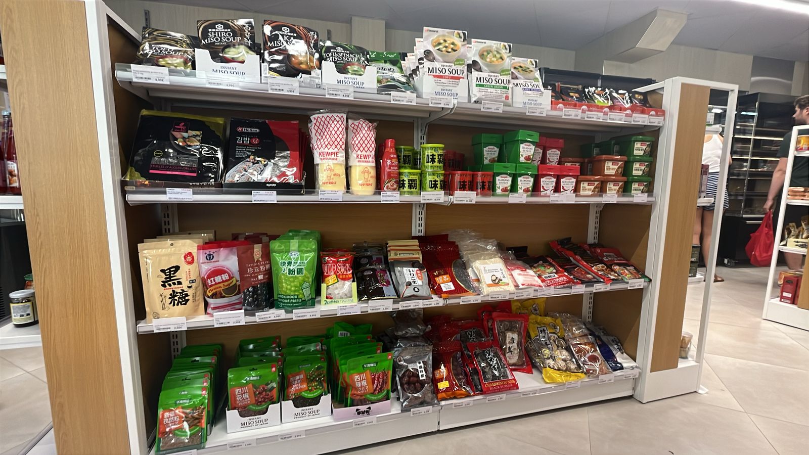 Intérieur lumineux de l'épicerie Yommi Mart